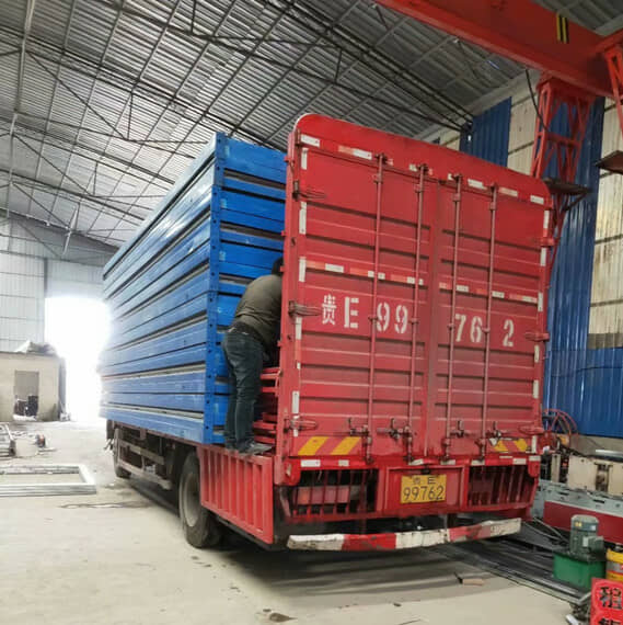 折疊集裝箱活動(dòng)房裝車(chē)中